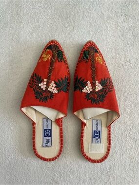 NWT Oggi Sandals Red Embroidered Slip-On Mules with Sequin Details